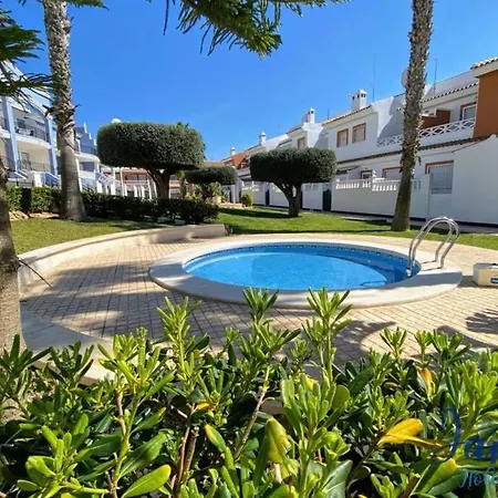 Сasa de vacaciones Laguna Townhouse Overlooking Communal Pool Lom01 *